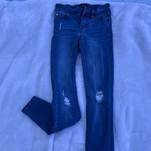 Celebrity pink jeans, low waist with rose gold details.